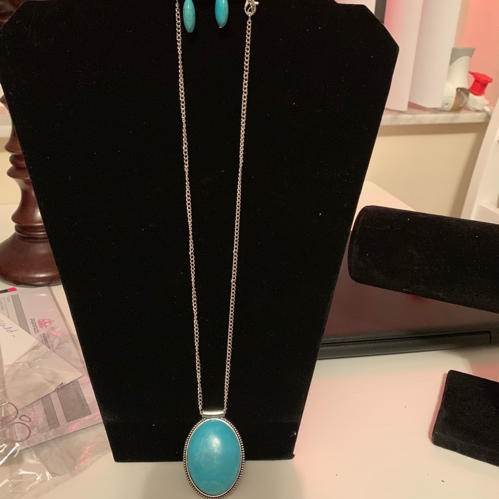 Turquoise necklace with earrings